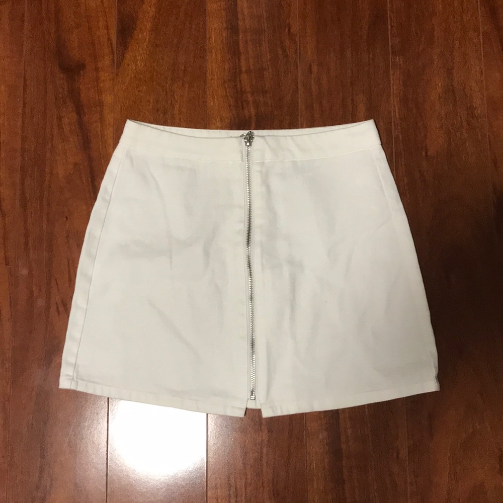F21 White zippered skirt